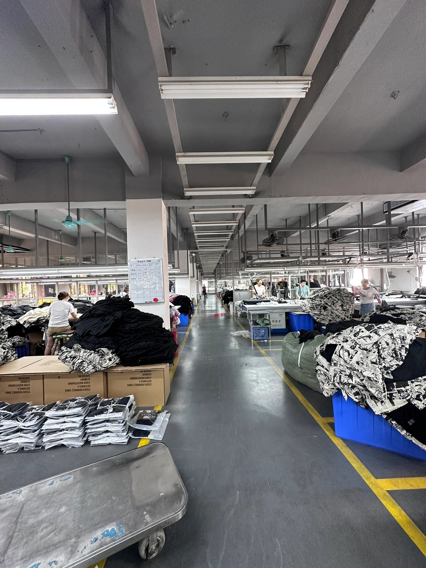 服裝工廠實(shí)拍 從源頭定制，100件起訂助力零售創(chuàng)業(yè)