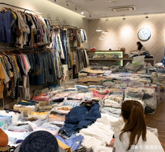 服裝批發(fā)市場(chǎng)的新服裝人 有生意有生活，照賺100萬(wàn)